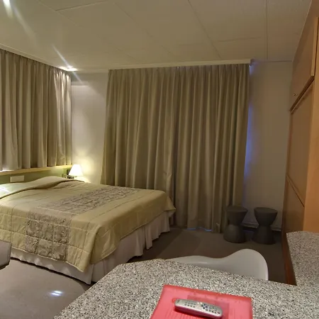 מלון Glenmore 3*